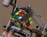 Fotografia del robot Tilted Twister, in grado di risolvere il cubo di Rubik