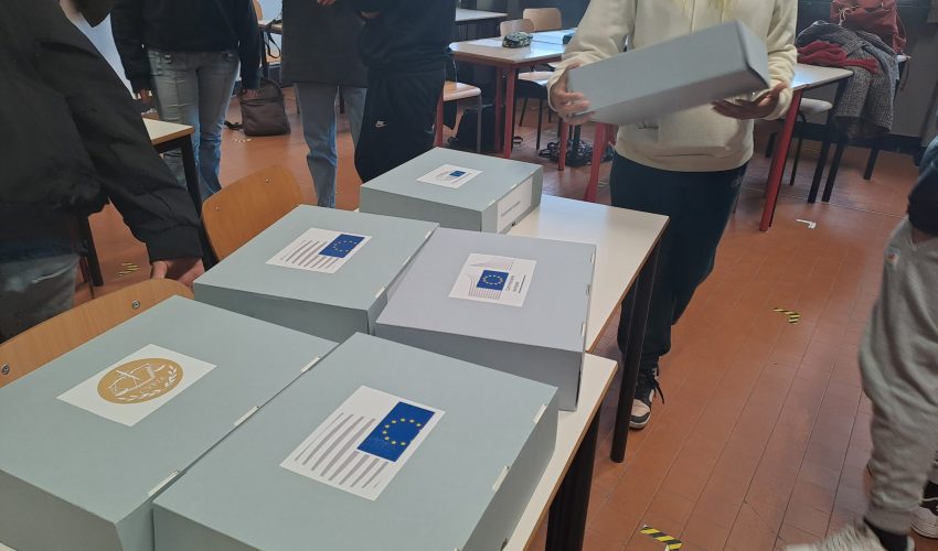 YEC è arrivato nelle scuole insieme alla scatole didattiche